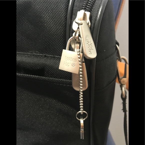 London Fog men’s locked hanging travel bag - Picture 4 of 16